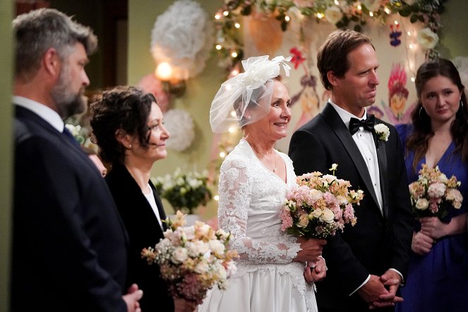 The Conners - Season 4 - A Judge and a Priest Walk into a Living Room... - Photos - Sara Gilbert, Laurie Metcalf, Nat Faxon, Emma Kenney