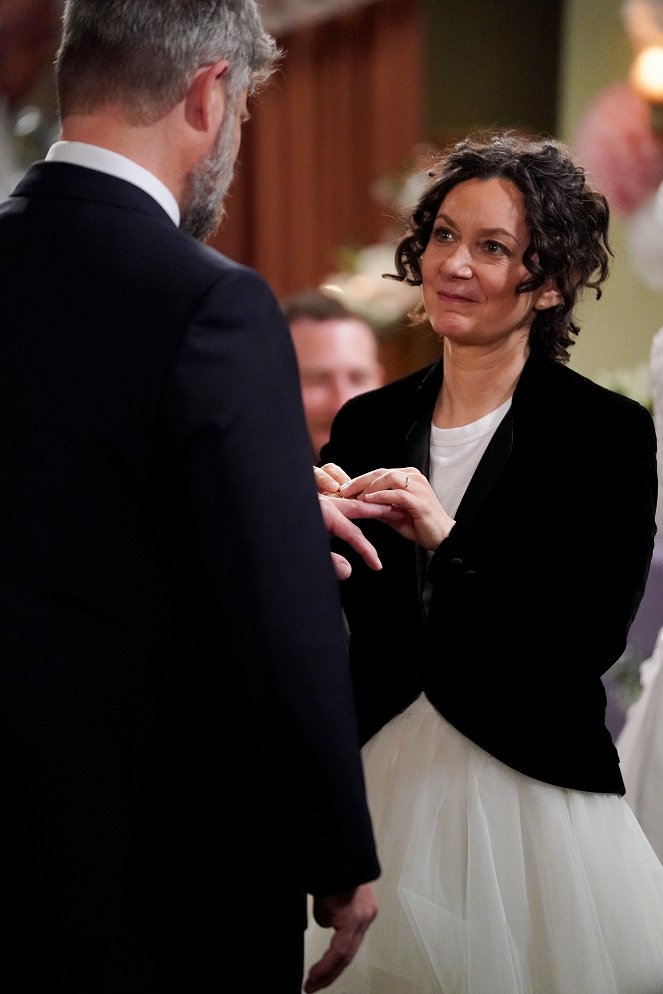 The Conners - Season 4 - A Judge and a Priest Walk into a Living Room... - Van film - Sara Gilbert