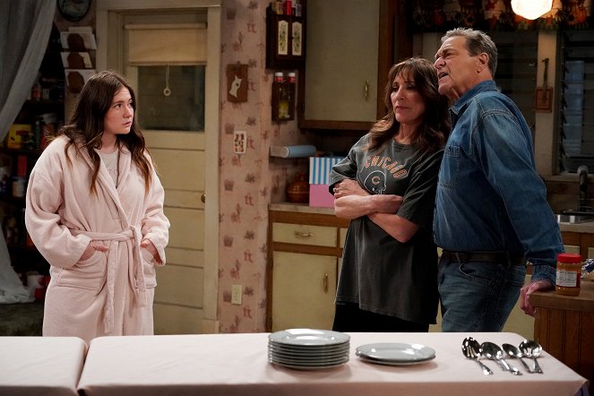 Die Conners - A Judge and a Priest Walk into a Living Room... - Filmfotos - Emma Kenney, Katey Sagal, John Goodman