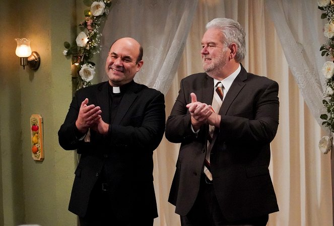 The Conners - A Judge and a Priest Walk into a Living Room... - Van film - Ian Gomez, Jim O’Heir