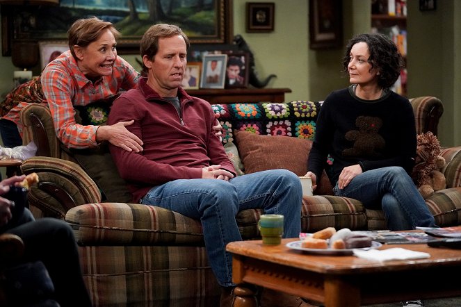 The Conners - A Judge and a Priest Walk into a Living Room... - Filmfotók - Laurie Metcalf, Nat Faxon, Sara Gilbert
