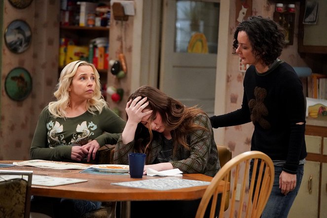 The Conners - A Judge and a Priest Walk into a Living Room... - Van film - Alicia Goranson, Emma Kenney, Sara Gilbert