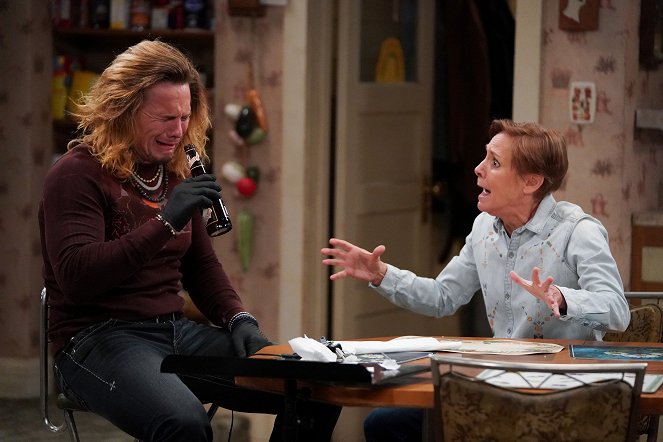 The Conners - A Judge and a Priest Walk into a Living Room... - Van film - Tony Cavalero, Laurie Metcalf