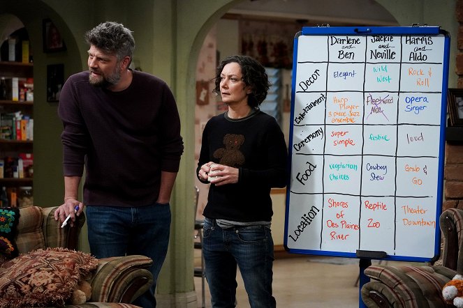 The Conners - A Judge and a Priest Walk into a Living Room... - Film - Jay R. Ferguson, Sara Gilbert