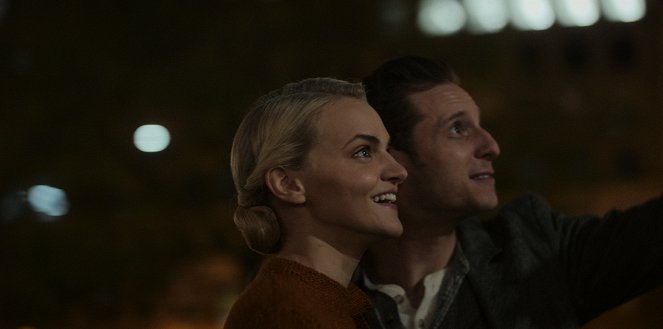 The Shining Girls - Photos - Madeline Brewer, Jamie Bell