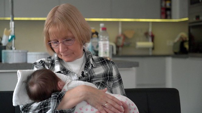 Eine Mama - 100 Babys: Pflegemutter aus Berufung - Kuvat elokuvasta