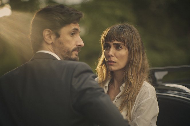 You Shall Not Lie - Season 1 - Der Verrat - Filmfotos - Juan Diego Botto, Irene Arcos