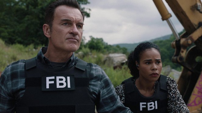 FBI: Most Wanted - Season 3 - Patriots - Van film - Julian McMahon, Roxy Sternberg