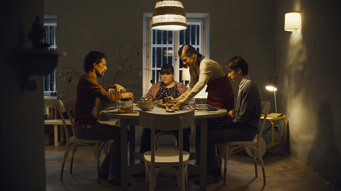 Family Dinner - Kuvat elokuvasta