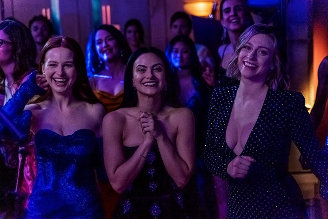 Riverdale - Chapter One Hundred and Twelve: American Psychos - Photos - Caroline Day, Madelaine Petsch, Camila Mendes, Lili Reinhart