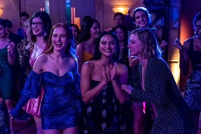 Riverdale - Chapter One Hundred and Twelve: American Psychos - Photos - Caroline Day, Madelaine Petsch, Camila Mendes, Lili Reinhart