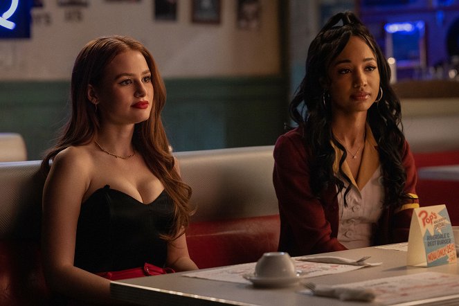 Riverdale - Chapter One Hundred and Eleven: Blue Collar - Photos - Madelaine Petsch, Erinn Westbrook