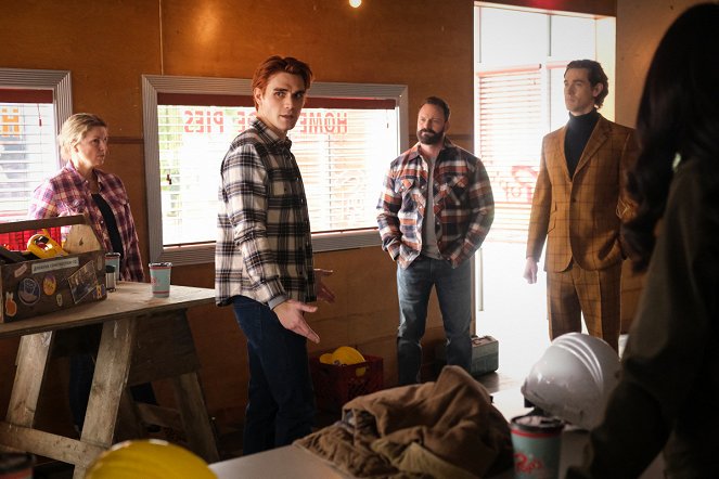 Riverdale - Chapter One Hundred and Ten: Things That Go Bump in the Night - Filmfotók - K.J. Apa, Ryan Robbins, Chris O'Shea