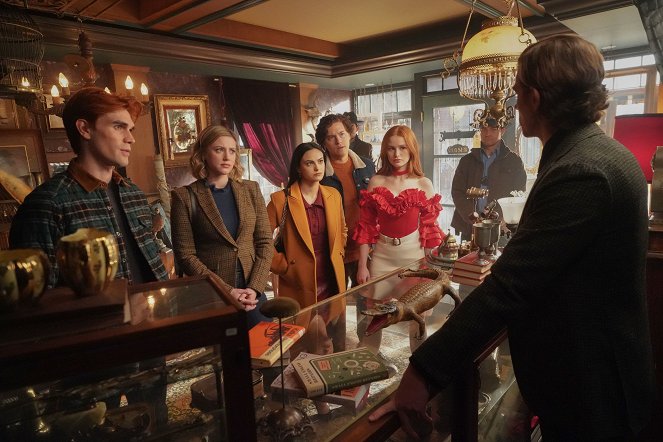 Riverdale - Chapter One Hundred and Eight: Ex-Libris - Filmfotók - K.J. Apa, Lili Reinhart, Camila Mendes, Cole Sprouse, Madelaine Petsch