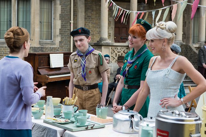 Call the Midwife - Episode 6 - Van film - Max Macmillan, Emerald Fennell, Helen George