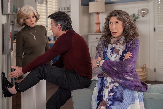 Grace and Frankie - The Raccoon - Van film