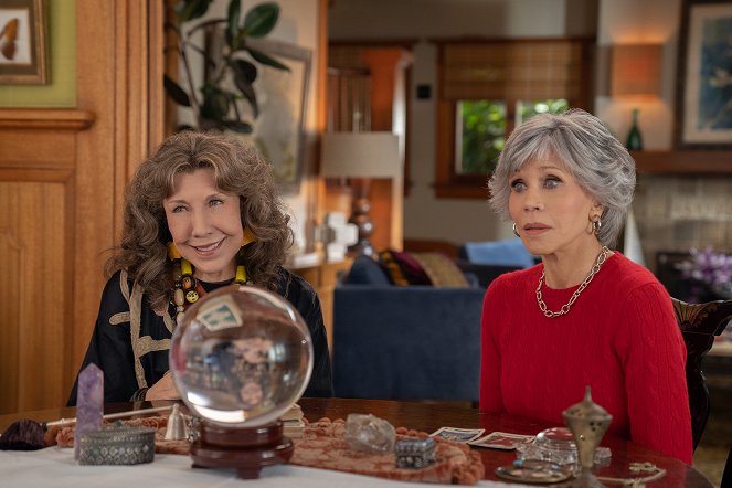 Grace and Frankie - The Psychic - Van film