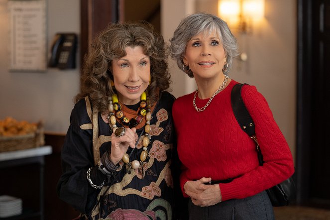 Grace and Frankie - The Psychic - Photos