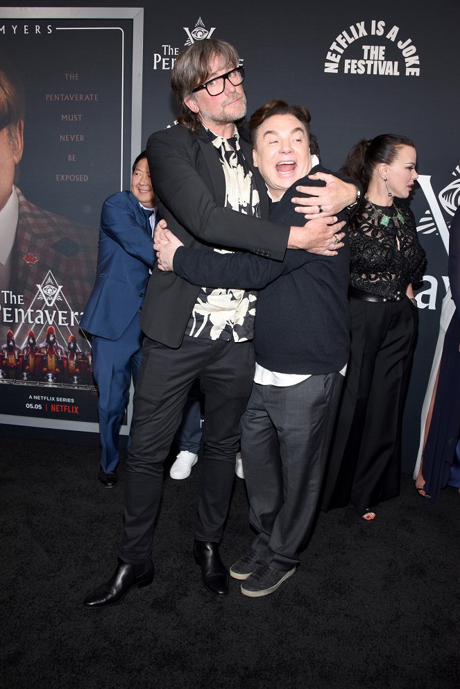 A pentavirátus - Rendezvények - Pentaverate Premiere + After Party at The Hollywood Roosevelt on May 04, 2022 in Los Angeles, California - Ken Jeong, Tim Kirkby, Mike Myers, Debi Mazar