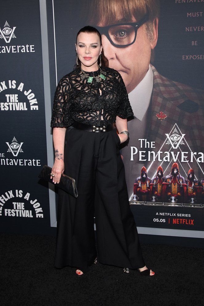 A pentavirátus - Rendezvények - Pentaverate Premiere + After Party at The Hollywood Roosevelt on May 04, 2022 in Los Angeles, California - Debi Mazar