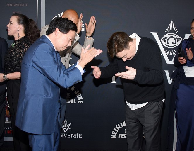 A pentavirátus - Rendezvények - Pentaverate Premiere + After Party at The Hollywood Roosevelt on May 04, 2022 in Los Angeles, California - Debi Mazar, Ken Jeong, Mike Myers