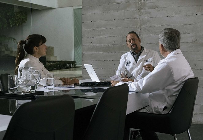 Who Killed Sara? - Season 3 - Lab Rats - Photos - Jean Reno