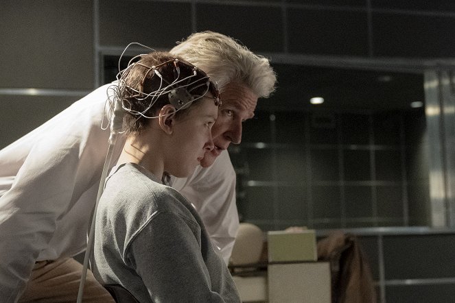 Stranger Things - Chapter Five: The Nina Project - Photos - Millie Bobby Brown, Matthew Modine