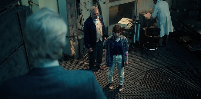 Stranger Things - Chapter Five: The Nina Project - Photos - Paul Reiser, Millie Bobby Brown