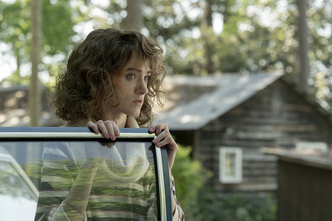 Stranger Things - Chapter Six: The Dive - Photos - Natalia Dyer