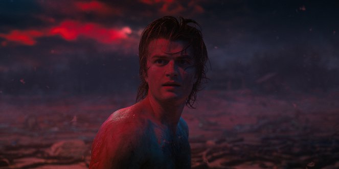 Stranger Things - Chapter Six: The Dive - Photos - Joe Keery
