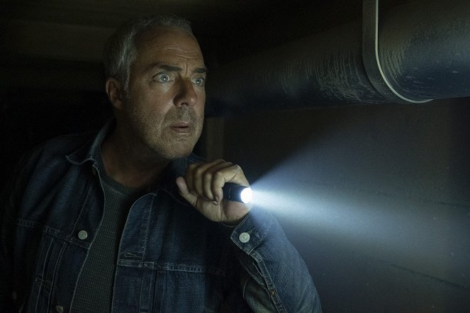 Bosch: Legacy - Horseshoes and Hand Grenades - Van film - Titus Welliver
