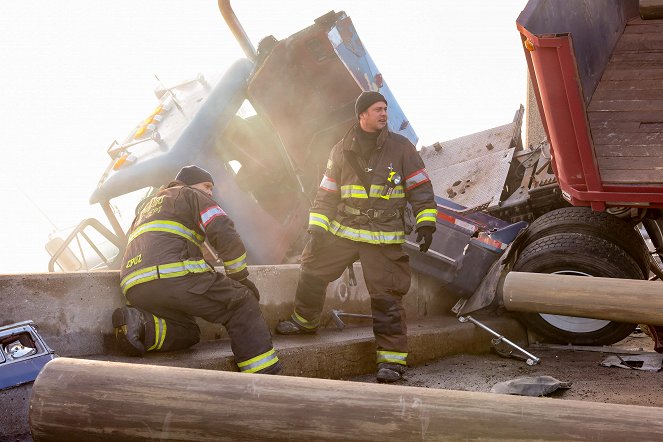 Chicago Fire - An Officer with Grit - Photos