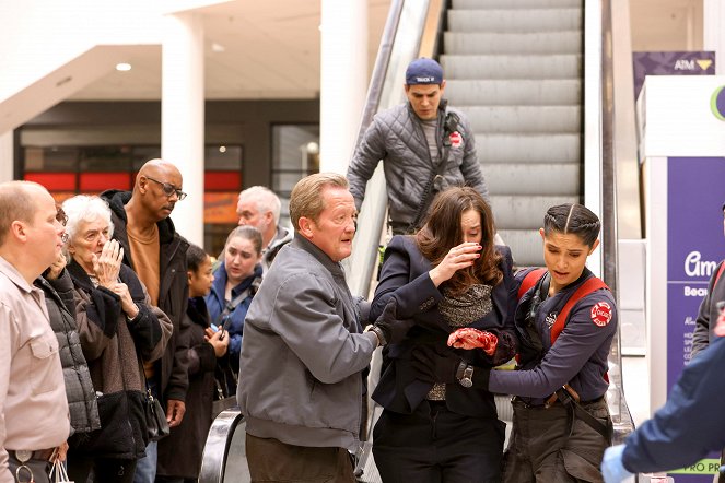 Chicago Fire - Muskelspiele - Filmfotos - Christian Stolte, Miranda Ray Mayo