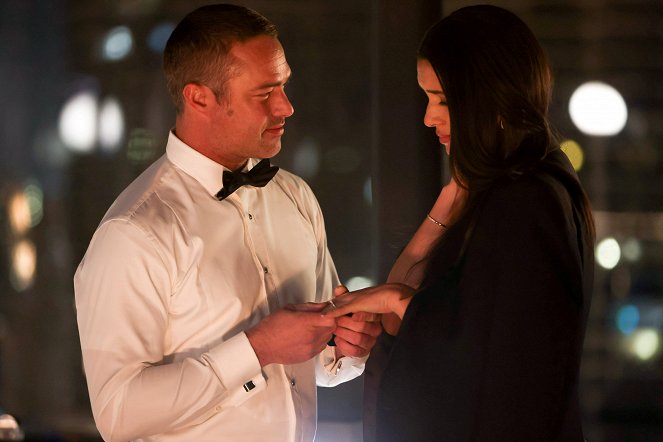 Lángoló Chicago - Erődemonstráció - Filmfotók - Taylor Kinney, Miranda Rae Mayo