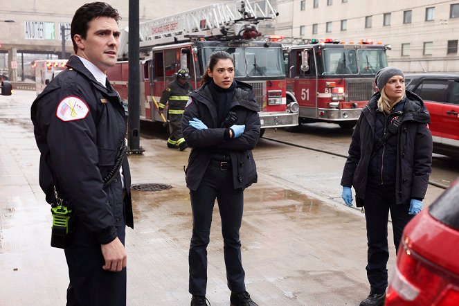 Chicago Fire - Powrót z hukiem - Z filmu - Hanako Greensmith, Kara Killmer