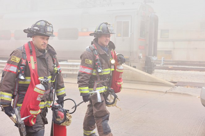 Chicago Fire - Back with a Bang - Photos - Joe Minoso, Taylor Kinney