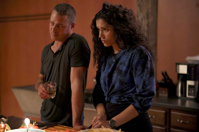 Chicago Fire - Counting Your Breaths - Photos - Taylor Kinney, Miranda Rae Mayo