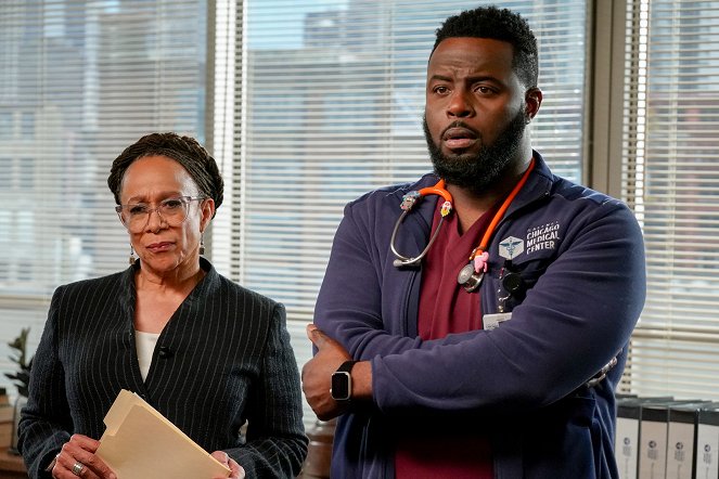 Chicago Med - Reality Leaves a Lot to the Imagination - Photos - S. Epatha Merkerson, Guy Lockard