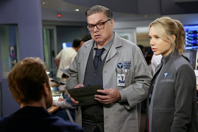 Chicago Med - The Things We Thought We Left Behind - Photos - Oliver Platt, Kristen Hager