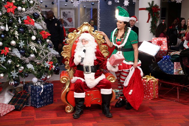 Chicago Med - Secret Santa Has a Gift for You - Filmfotók - Brennan Brown, Lorena Diaz