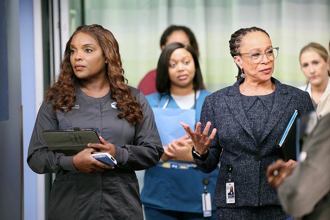 Chicago Med - Just as a Snake Sheds Its Skin - Photos - Marlyne Barrett, S. Epatha Merkerson