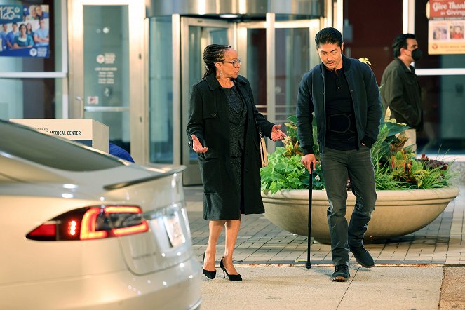 Chicago Med - Just as a Snake Sheds Its Skin - Z filmu - S. Epatha Merkerson, Brian Tee