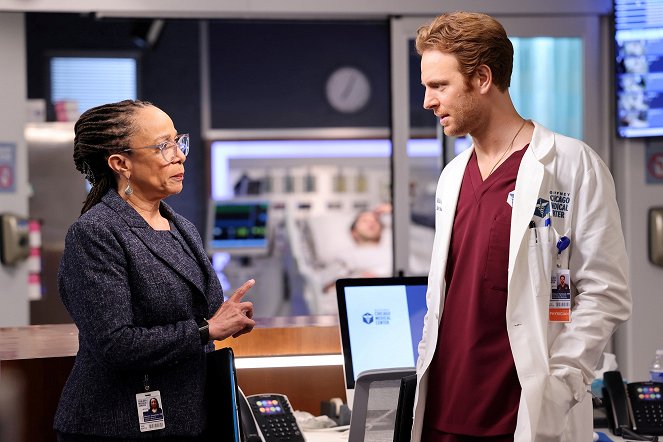 Chicago Med - Season 7 - Just as a Snake Sheds Its Skin - Photos - S. Epatha Merkerson, Nick Gehlfuss