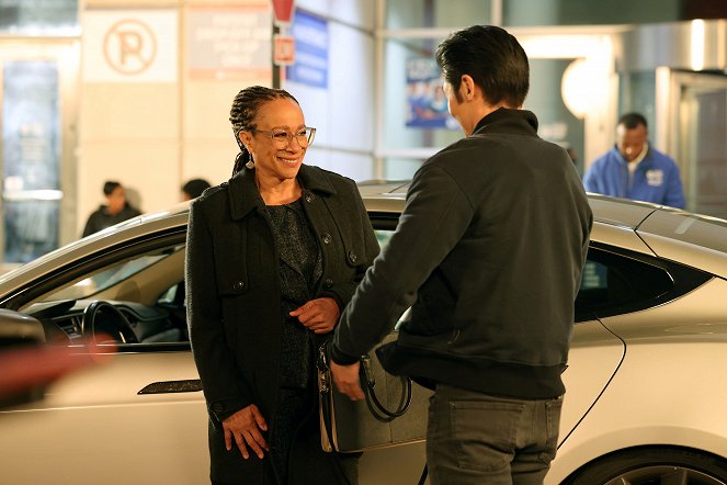 Chicago Med - Just as a Snake Sheds Its Skin - Photos - S. Epatha Merkerson