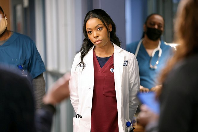 Nemocnice Chicago Med - Série 7 - Just as a Snake Sheds Its Skin - Z filmu - Asjha Cooper