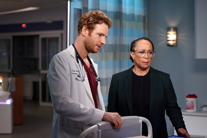 Chicago Med - Season 7 - A Square Peg in a Round Hole - Z filmu - Nick Gehlfuss, S. Epatha Merkerson