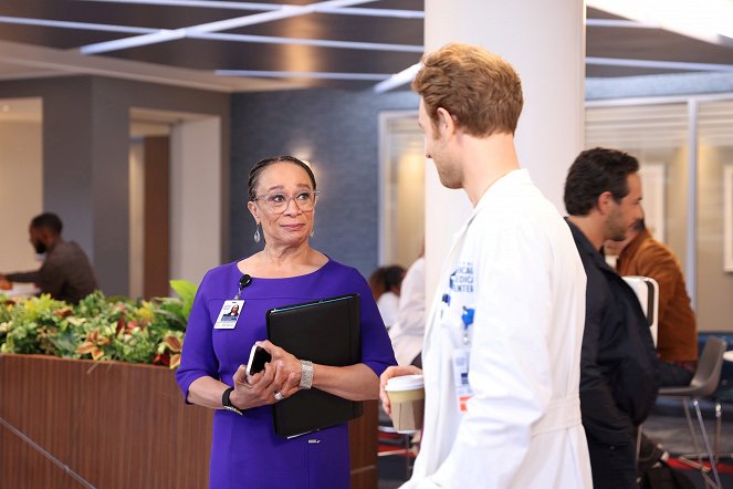 Chicago Med - Change Is a Tough Pill to Swallow - Photos - S. Epatha Merkerson