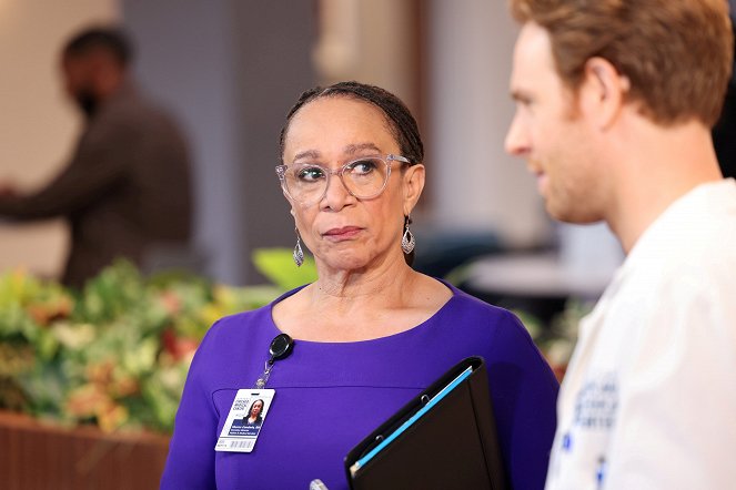 Chicago Med - Change Is a Tough Pill to Swallow - Film - S. Epatha Merkerson