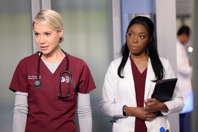 Chicago Med - Status Quo, aka the Mess We're In - Photos - Kristen Hager, Asjha Cooper