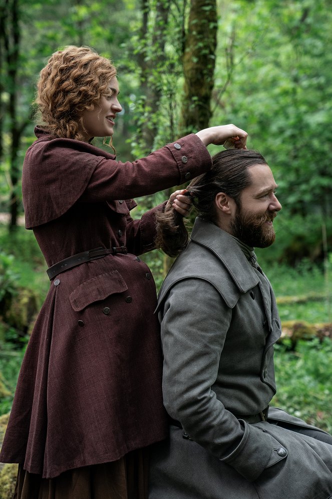 Outlander - Nie przyjechałem sam - Z filmu - Sophie Skelton, Richard Rankin